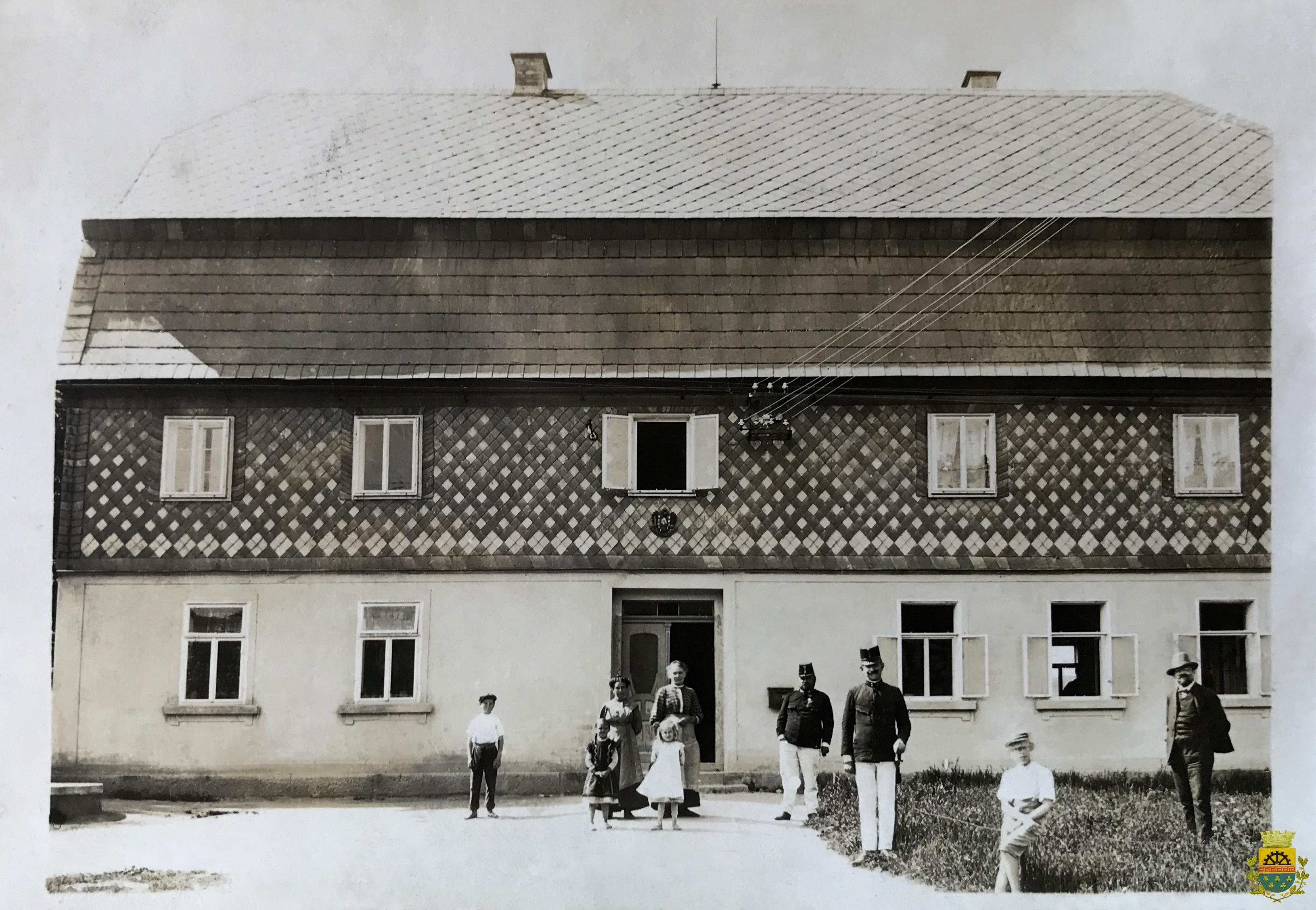 čp.304, dům stál pod Liebischova statku (mlynářka), v r. 1921 Josef Krauze majitel, asi na foto, výpravčí. Dům zbourán 1956
